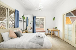 Rustic Queen Room - Seconds to Stores & Eateries - Shared Bathroom, Sydney
